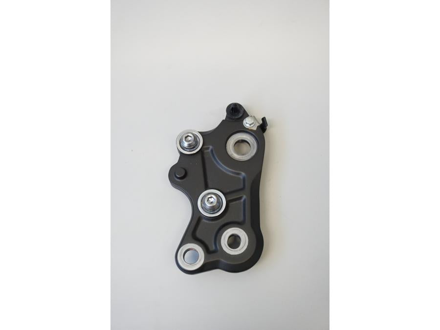 Framsidan på Fotpinnefäste inre från en Yamaha MT-07 -2020 motorcykel.