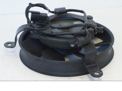 Höger sida på Vattenkylfläkt från en Honda CBR 900 RR -2001 motorcykel.