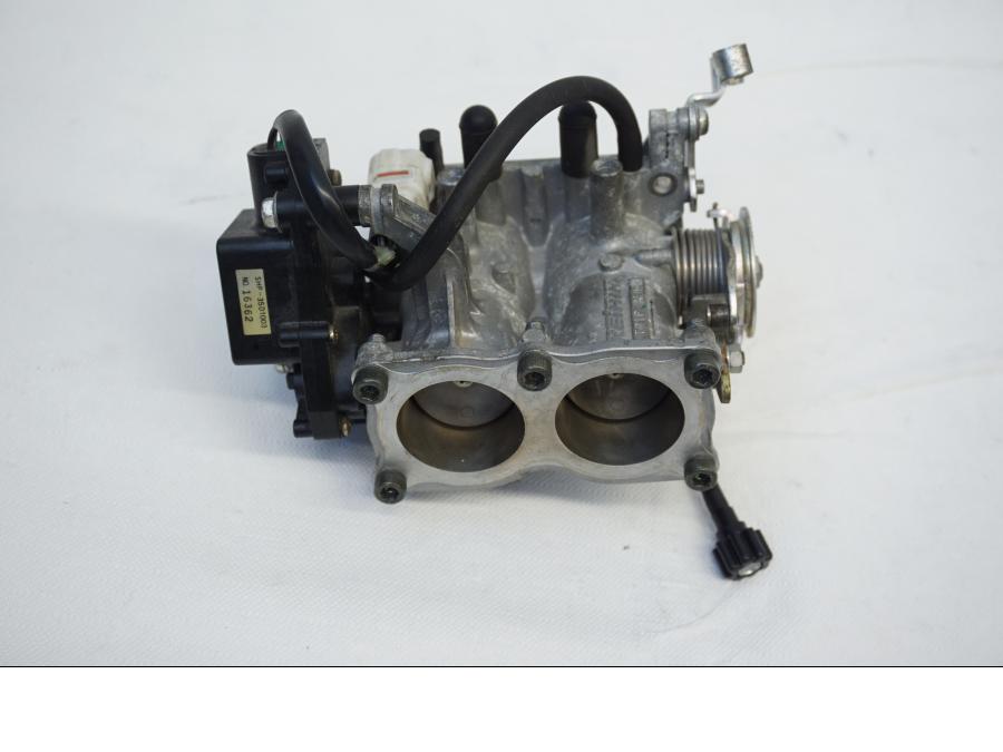 Framsidan på Spjällhus från en Kawasaki VN 900 -2006 motorcykel.