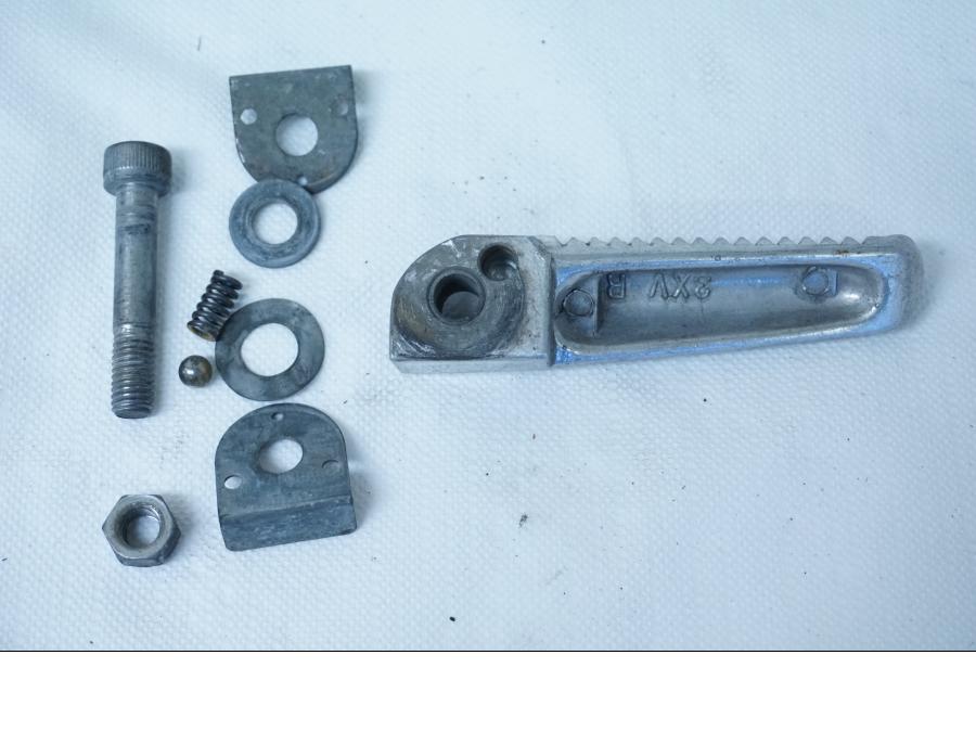 Baksidan på Fotpinne från en Yamaha YZF 1000 R -1997 motorcykel.