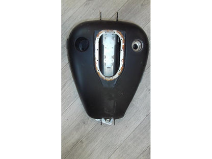 Framsidan på Bensintank från en H-D Dyna Street Bob FXDB/I -2007 motorcykel.