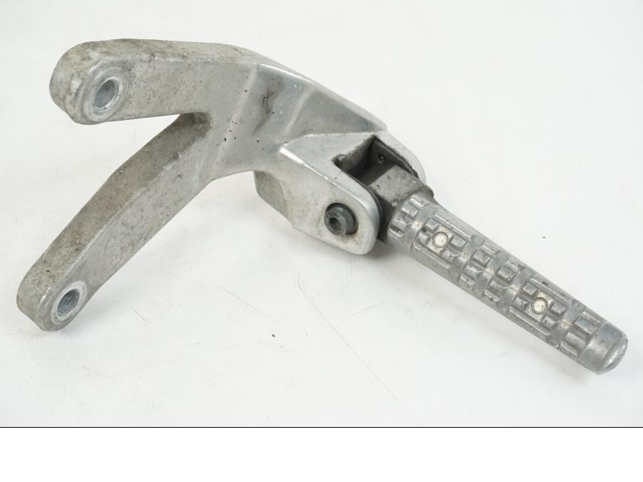 Framsidan på Fotpinnefäste från en Yamaha FZR 1000 -1990 motorcykel.