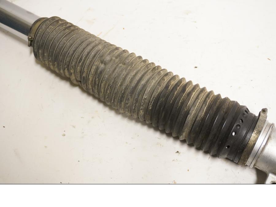 Höger sida på Gaffelben från en Triumph Tiger -2002 motorcykel.