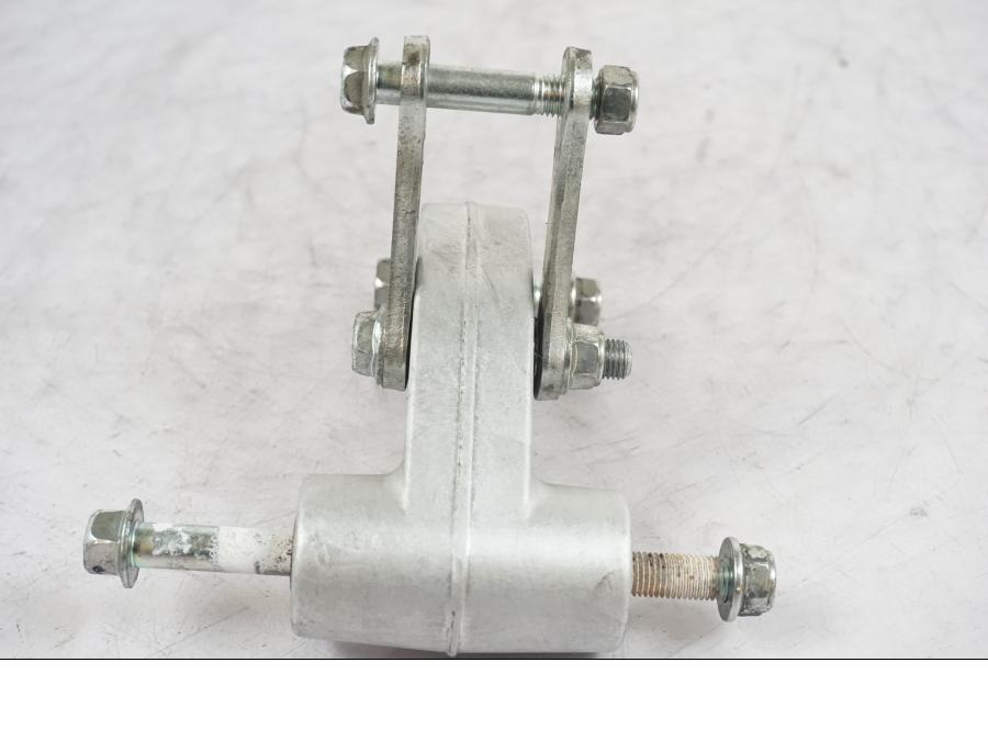 Baksidan på Stötdämparlänkage från en Yamaha MT-09 -2020 motorcykel.