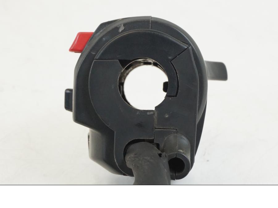 Vänster sida på Styrelreglage från en Yamaha YZF 1000 R1 -2009 motorcykel.