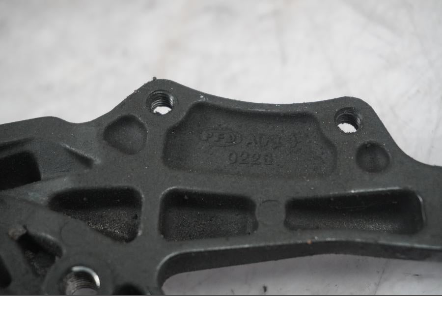 Vänster sida på Fotpinnefäste från en Kawasaki ZX-10R -2008 motorcykel.