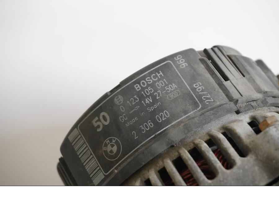 Höger sida på Generator från en BMW R 1200 C -2002 motorcykel.