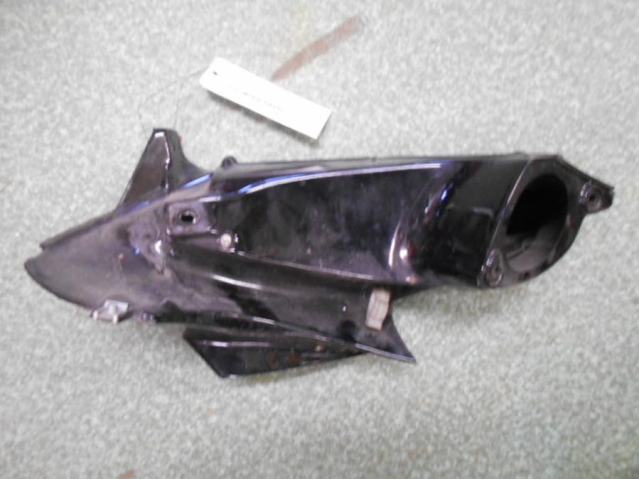 Höger sida på Luftrör från en Aprilia RSV 1000 -2003 motorcykel.