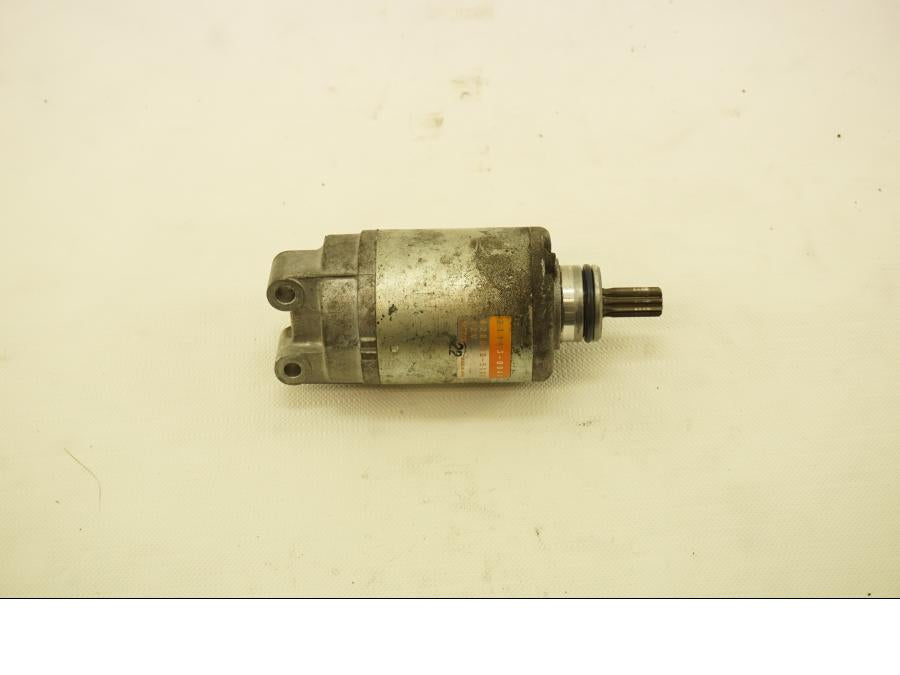 Baksidan på Startmotor från en Kawasaki ZX-6R -2008 motorcykel.