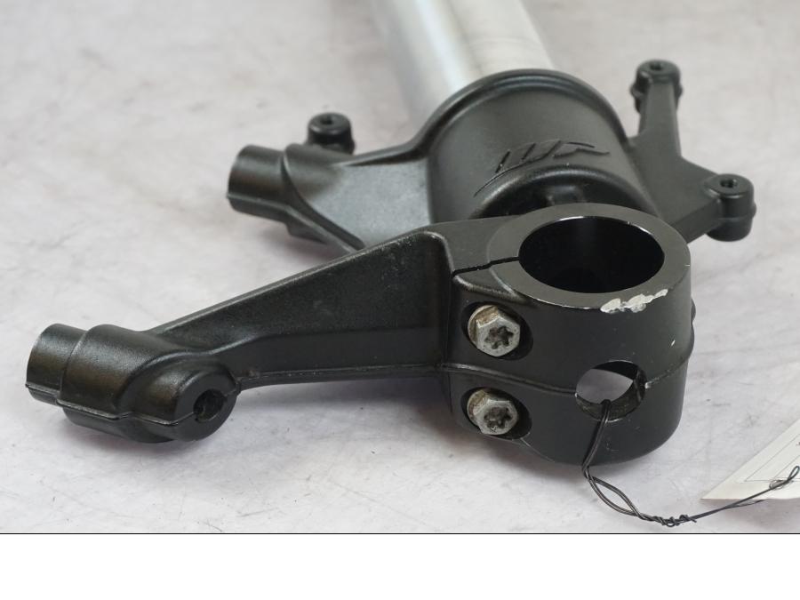 Baksidan på Gaffelben från en KTM 1190 Adventure -2013 motorcykel.