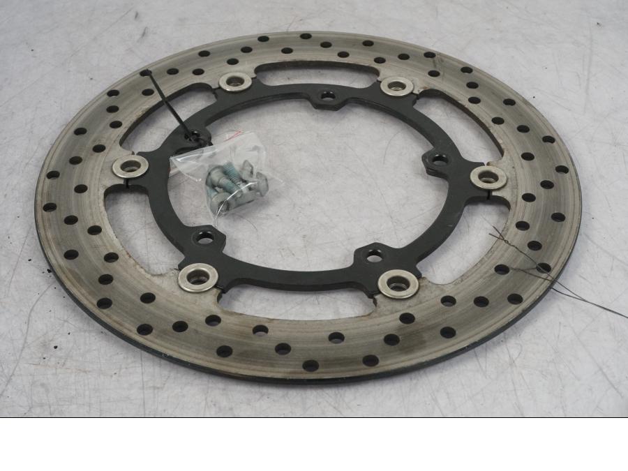 Framsidan på Bromsskiva från en Yamaha MT-09 SP -2018 motorcykel.