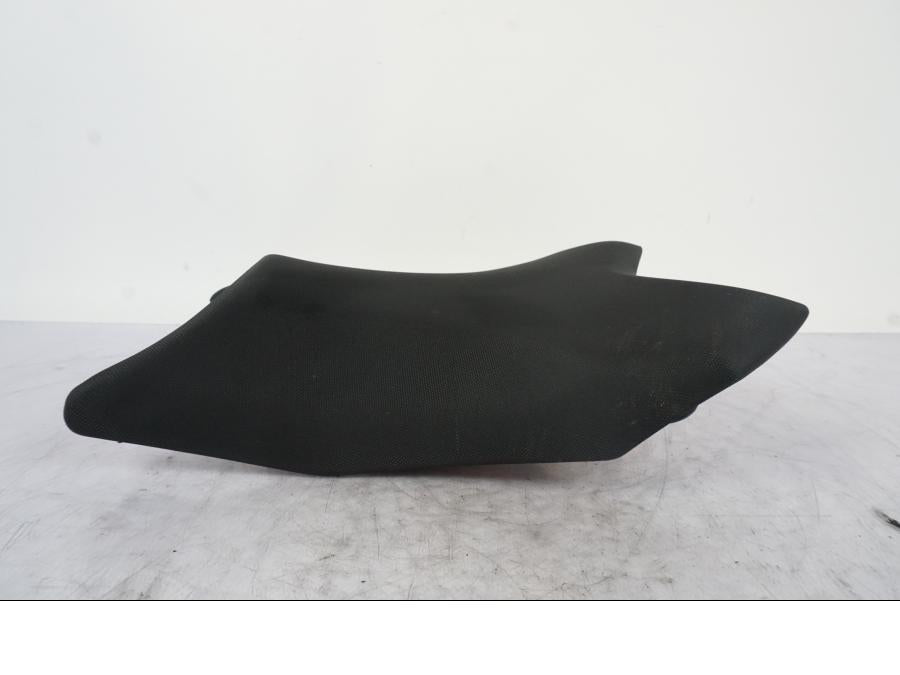 Vänster sida på Sadel från en Kawasaki Z 800 -2014 motorcykel.