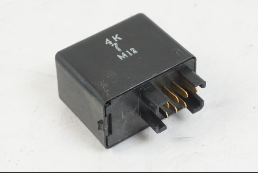 Framsidan på Blinkersrelä från en Suzuki VZR 1800 -2009 motorcykel.