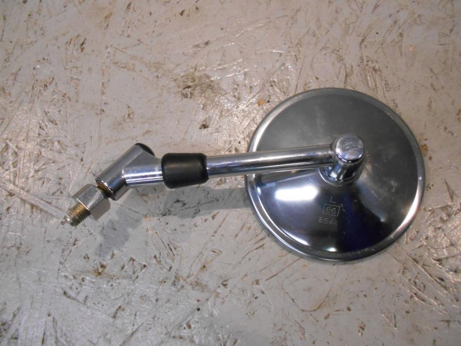 Baksidan på Backspegel från en Suzuki VS 1400 -1998 motorcykel.