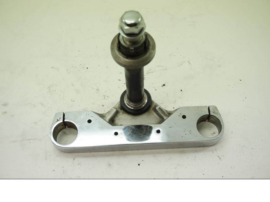 Framsidan på Gaffelkrona från en Yamaha XVS 1100 -2000 motorcykel.