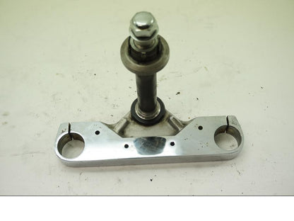 Framsidan på Gaffelkrona från en Yamaha XVS 1100 -2000 motorcykel.