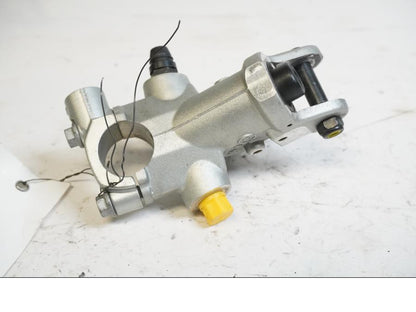 Baksidan på Bromshuvudcylinder från en KTM 990 Super Duke R -2010 motorcykel.