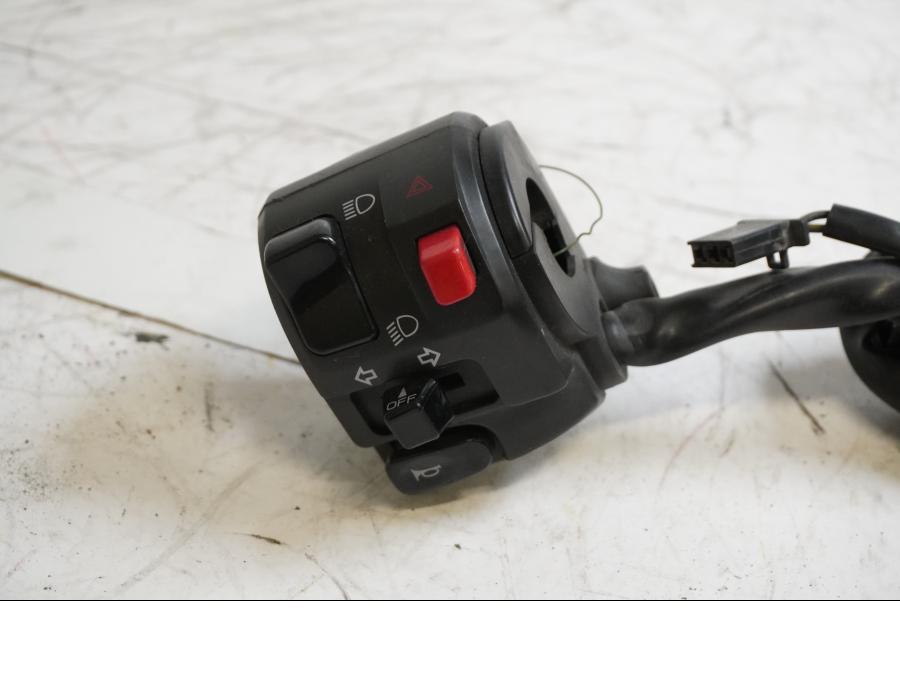 Baksidan på Styrelreglage från en Yamaha XT 1200 Z -2011 motorcykel.