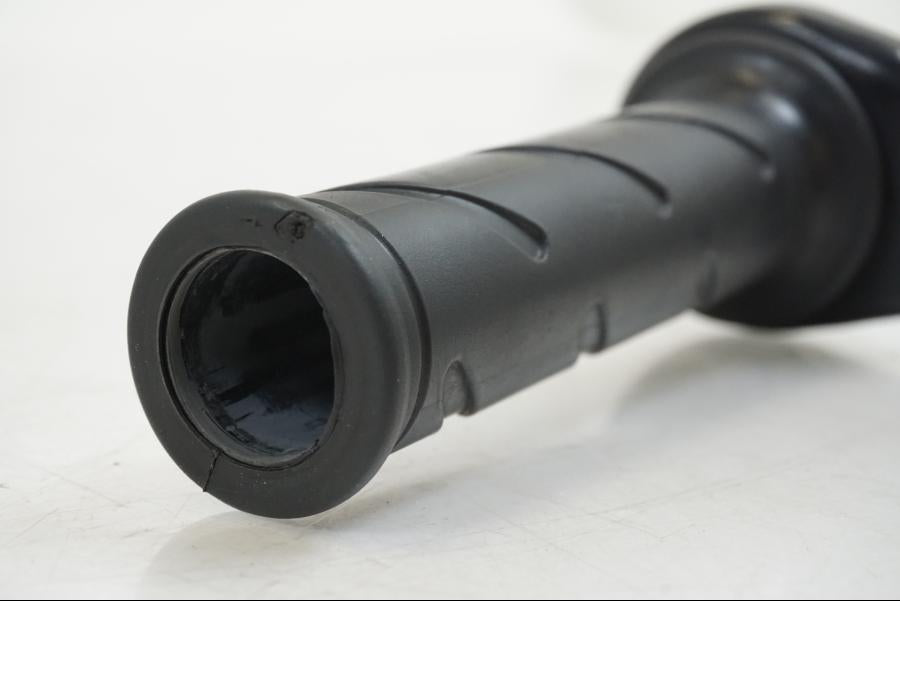 Höger sida på Gasklo från en Ducati Streetfighter S -2011 motorcykel.