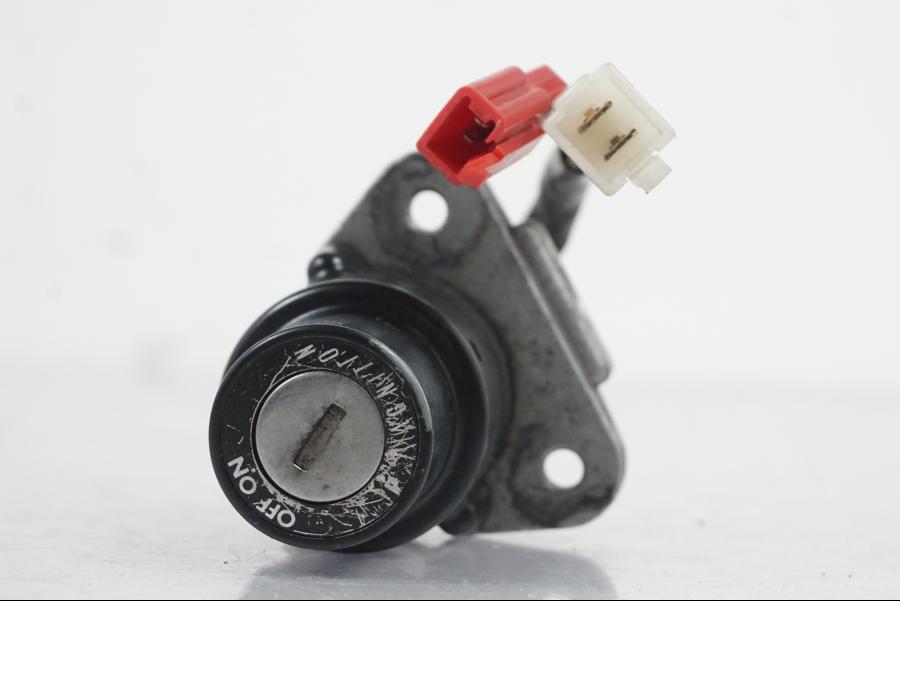 Extrabild3 på <p>Låssats från Yamaha XV 750 1993.</p>

<p>1st 1st nyckel, tändningslås, tanklock, tändningslås och</p>

<p>förvaringsfacklås Repor finns på tändningslåset se bild.</p> motorcykel.