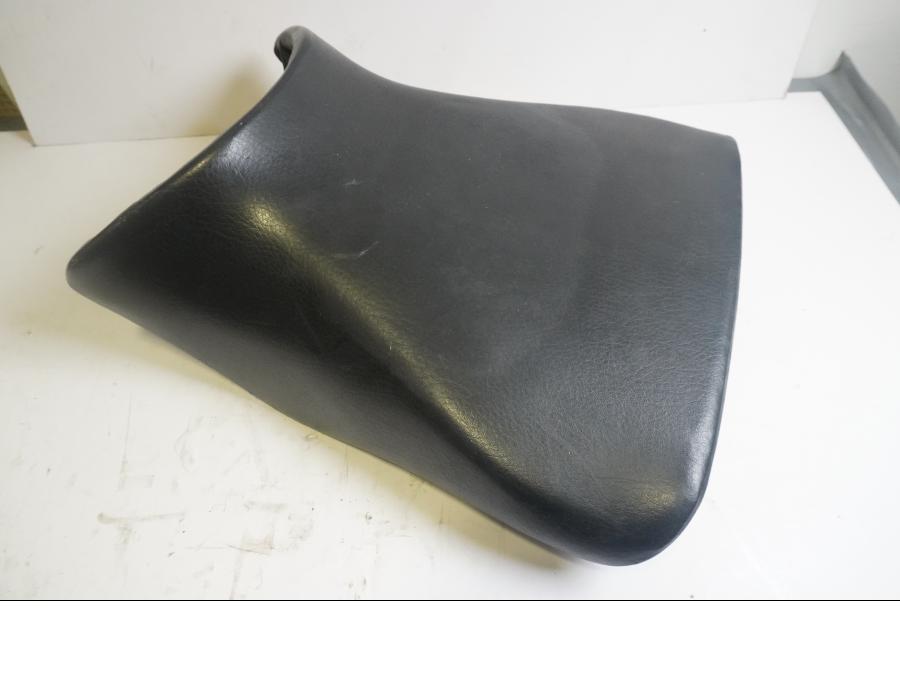 Framsidan på Sadel från en Yamaha YZF 1000 R -1999 motorcykel.