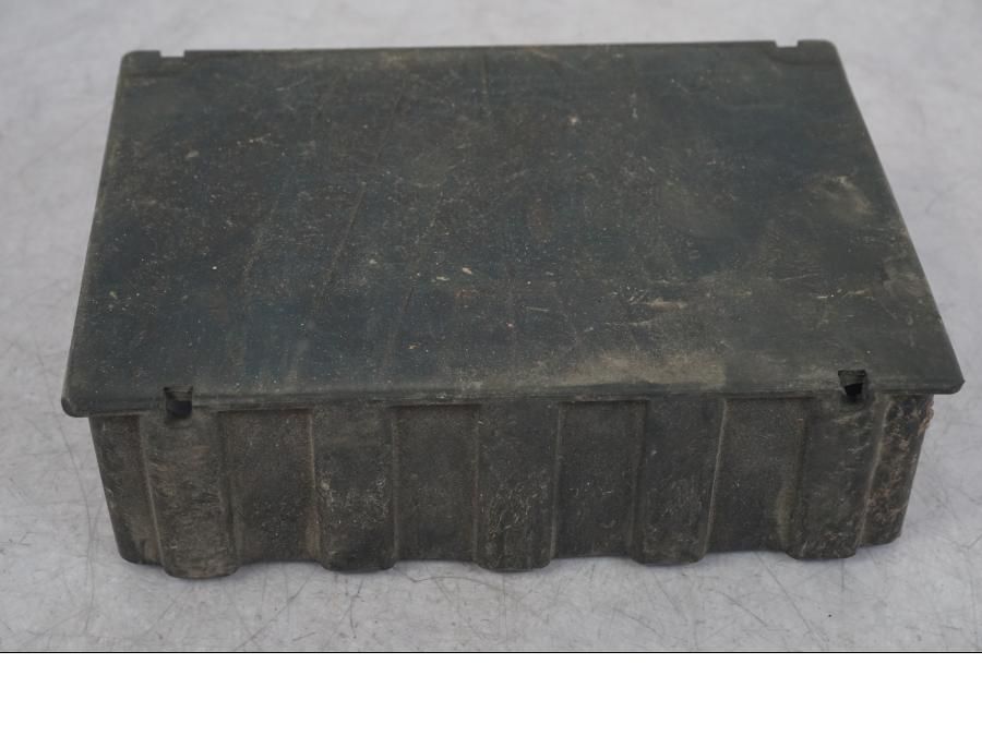 Baksidan på Batterihållare från en KTM 1290 Super Adventure R -2018 motorcykel.