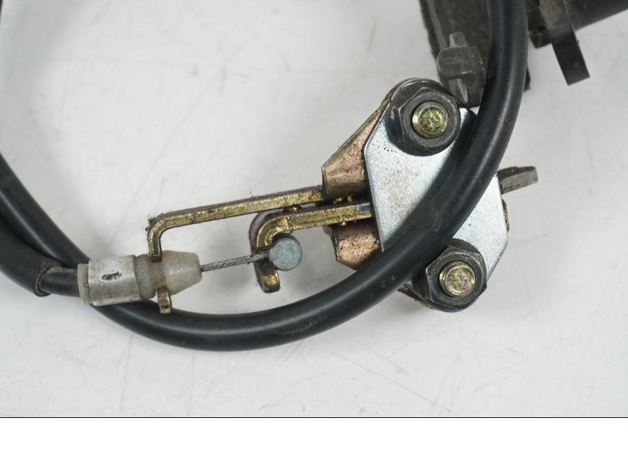 Höger sida på Sadellåsmekanism från en Yamaha XT 660 X -2005 motorcykel.