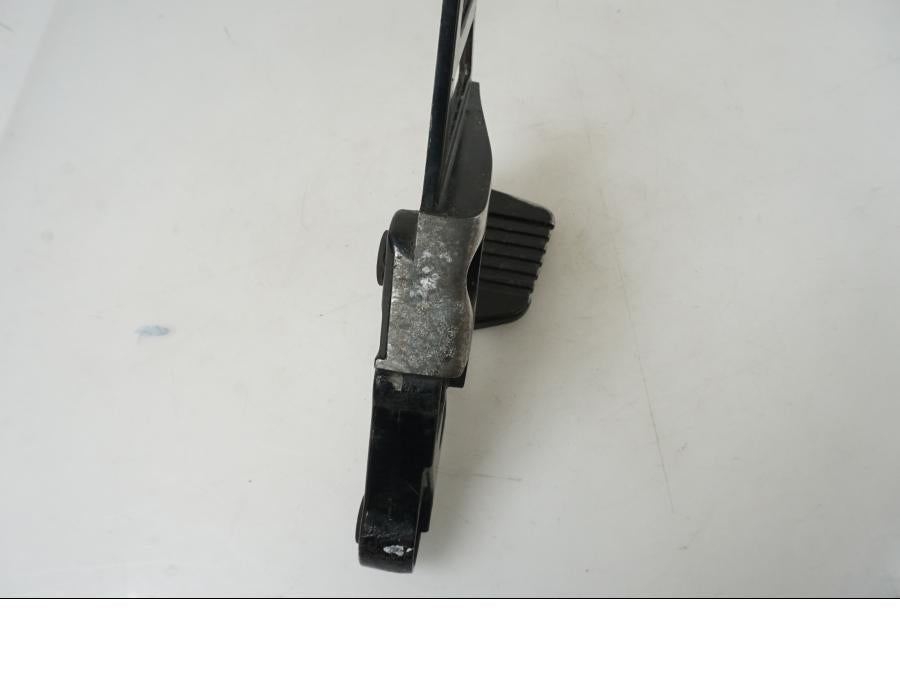 Baksidan på Fotpinnefäste från en Yamaha FZ 750 -1988 motorcykel.