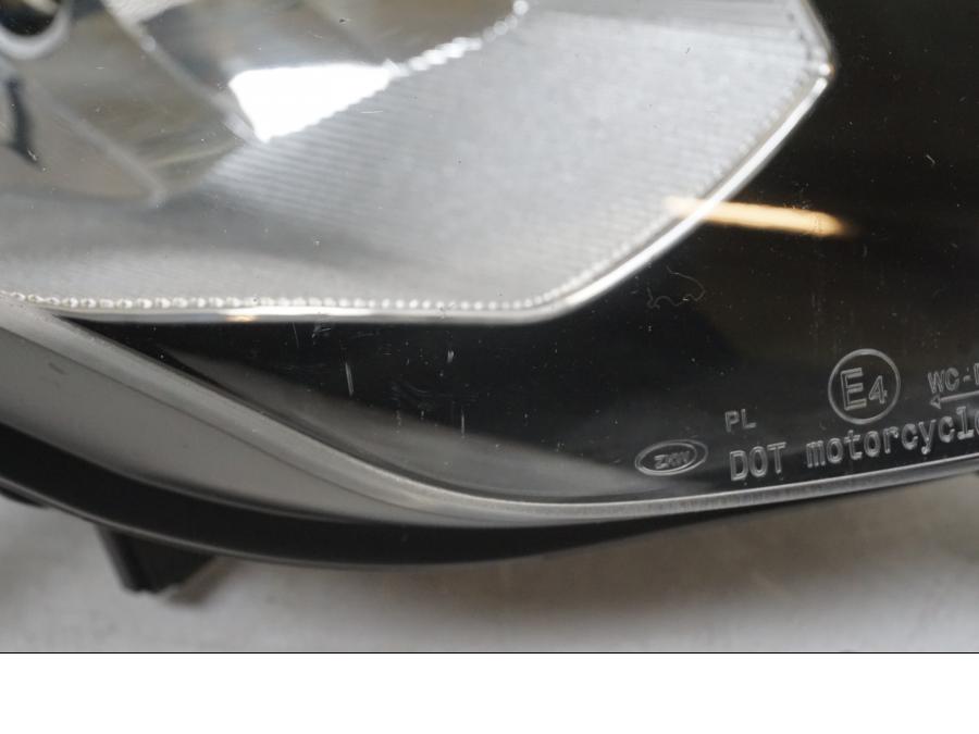 Höger sida på Strålkastare från en BMW S 1000 XR -2014 motorcykel.