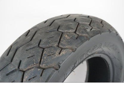 Snett uppifrån på <p>Begagnad däck av märket Bridgestone och modell Exedra G546.</p>

<p>Dimension 170/80-15 M/C 77S. </p>

<p>Mönsterdjup ca: 4,00mm.</p>

<p>Mönsterdjup yttre kanter ca: 5,40mm.</p>

<p>Tillv: Vecka 44 år 2014.</p> moped.