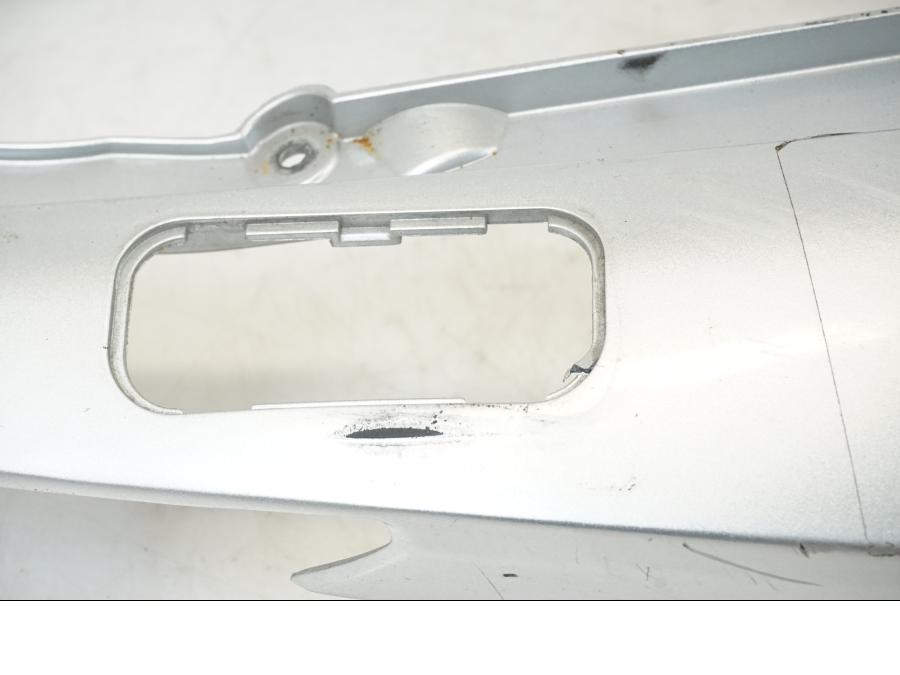 Snett nerifrån på Bakvinge från en Honda VFR 800 -2003 motorcykel.