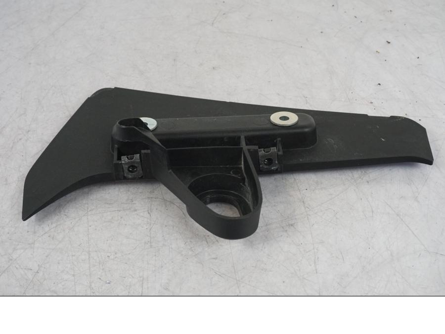 Vänster sida på Blinkersfäste från en Yamaha MT-09 SP -2018 motorcykel.