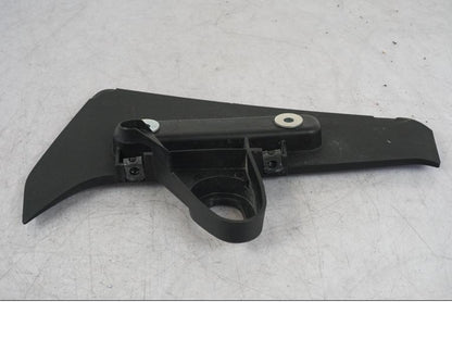 Vänster sida på Blinkersfäste från en Yamaha MT-09 SP -2018 motorcykel.