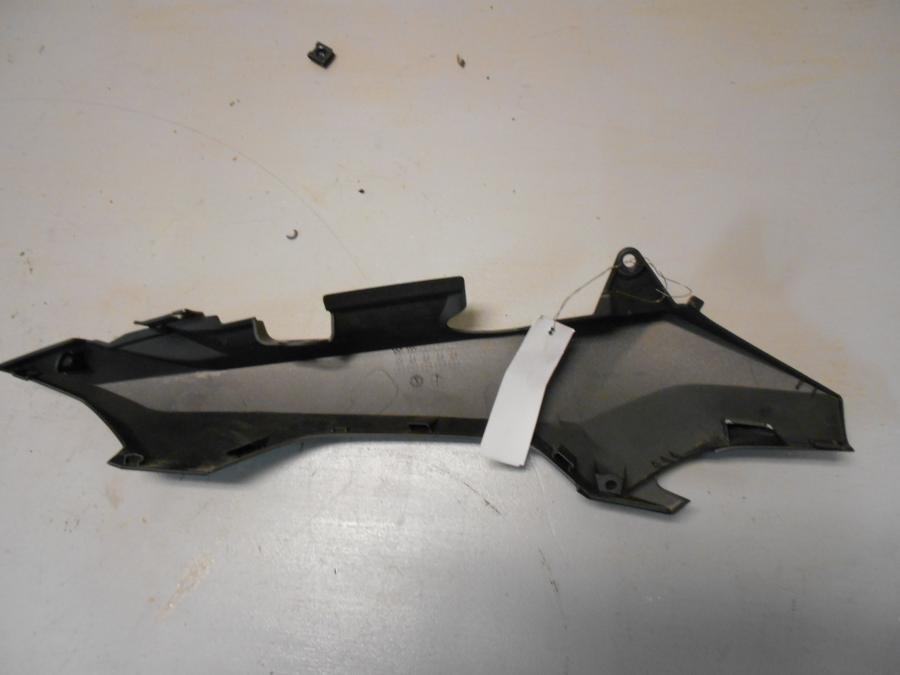 Vänster sida på Bakvinge från en Honda NC 750 S -2017 motorcykel.