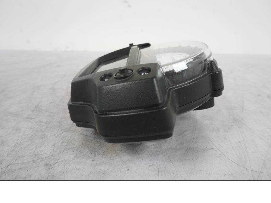 Snett uppifrån på Instrumentpanel från en Kawasaki Versys 650 -2014 motorcykel.