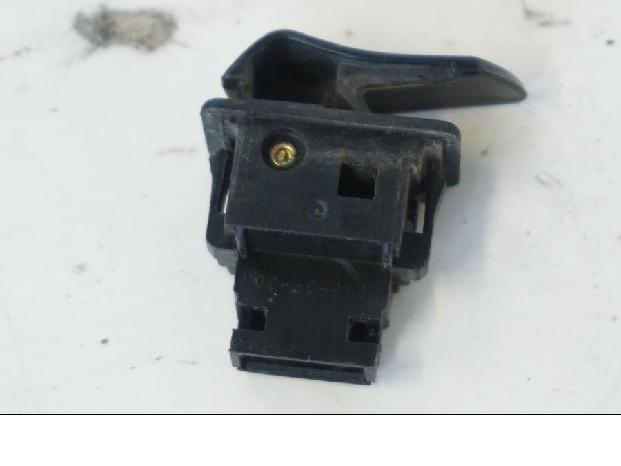 Baksidan på Tryckknappsreglage från en Honda SH 300 A -2011 scooter.