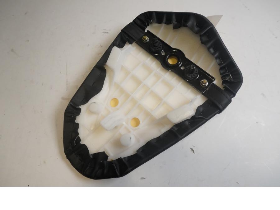 Höger sida på Sadel från en Kawasaki ZX-6R -2014 motorcykel.