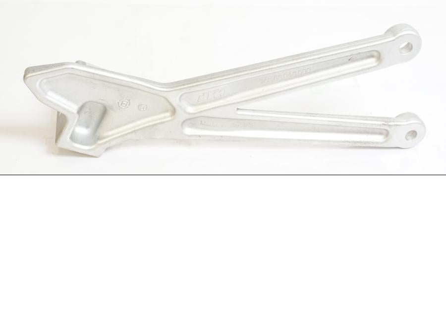 Baksidan på Fotpinnefäste från en KTM 690 Enduro -2016 motorcykel.