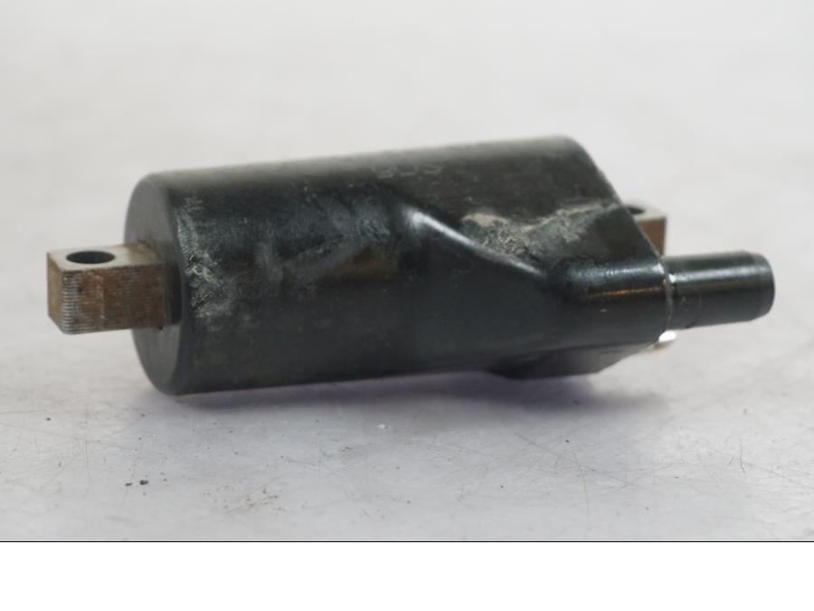 Vänster sida på Tändspole från en Suzuki SV 650 -1999 motorcykel.