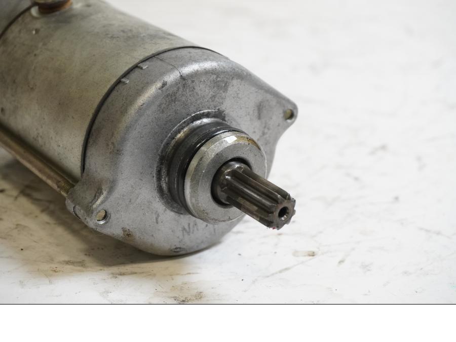 Baksidan på Startmotor från en Honda CBR 900 RR -2000 motorcykel.