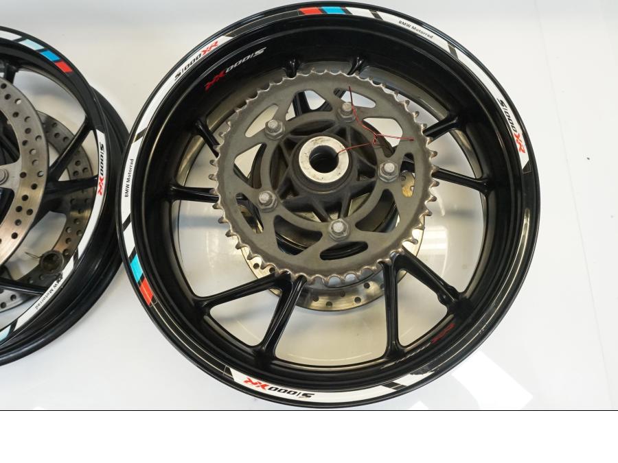 Vänster sida på Hjulpaket från en BMW S 1000 XR -2019 motorcykel.