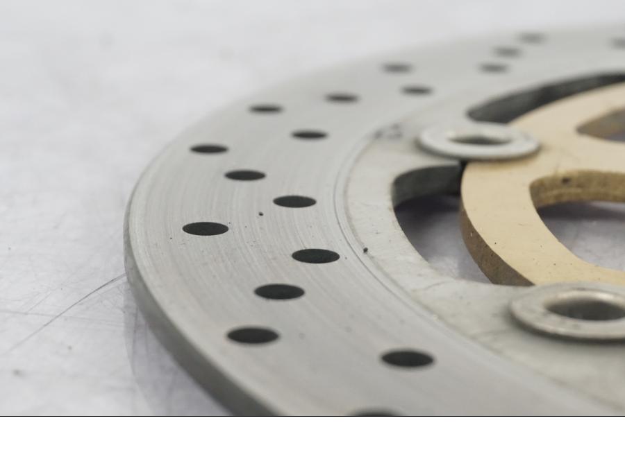 Snett nerifrån på Bromsskiva från en Suzuki GSX 1300 RX -1999 motorcykel.