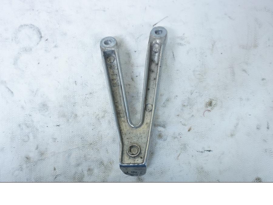 Baksidan på Fotpinnefäste från en Yamaha YZF 1000 R1 -2002 motorcykel.