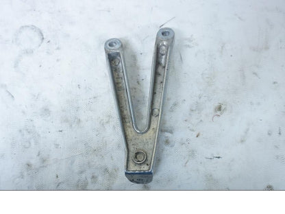 Baksidan på Fotpinnefäste från en Yamaha YZF 1000 R1 -2002 motorcykel.