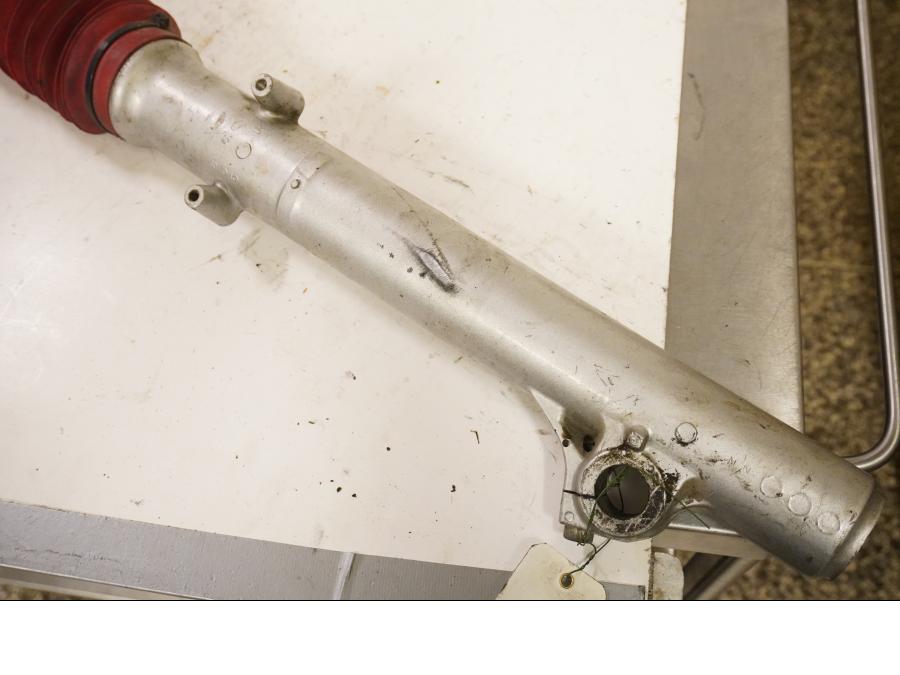 Baksidan på Gaffelben från en Suzuki DR 650 -1991 motorcykel.