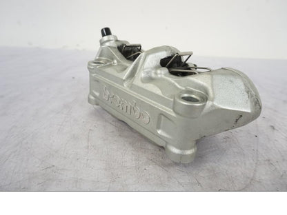 Framsidan på Bromsok från en KTM 1290 Super Duke R -2023 motorcykel.