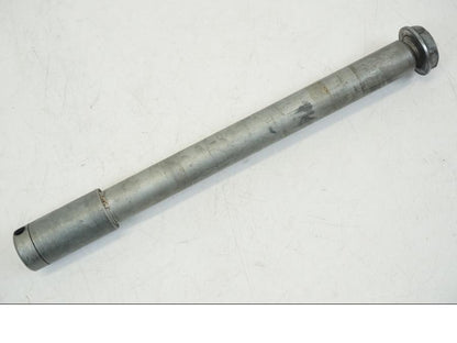 Framsidan på Axel från en Honda CB 750 -2002 motorcykel.