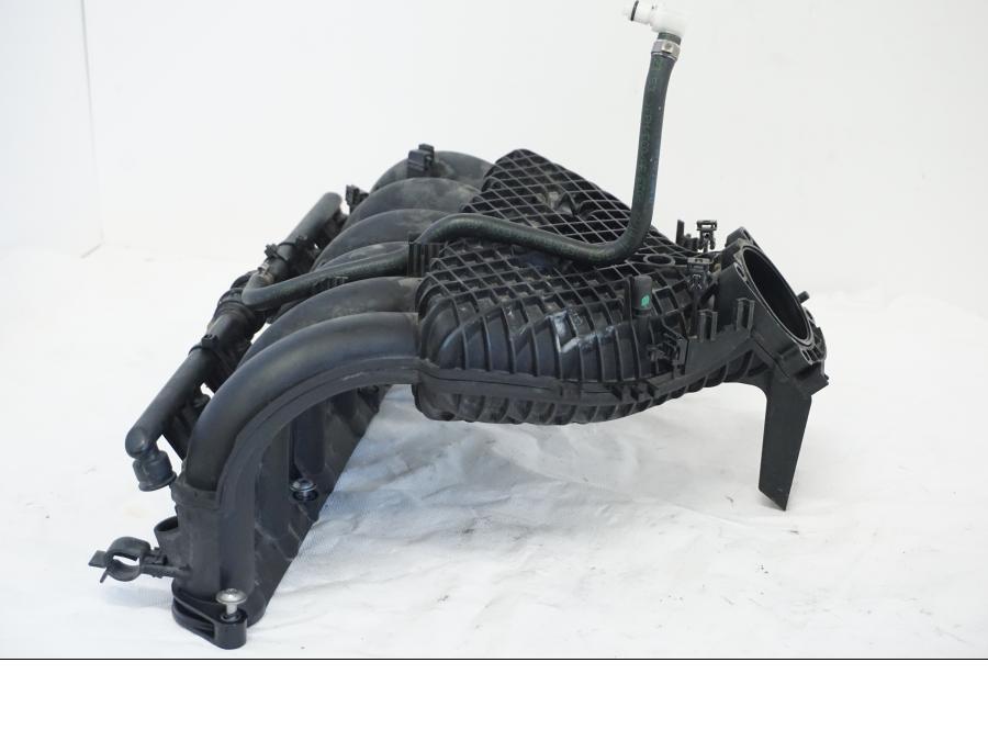 Höger sida på Insug från en BMW K 1600 -2015 motorcykel.