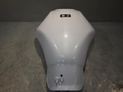 Baksidan på Bensintank från en Kawasaki ER-6N -2015 motorcykel.