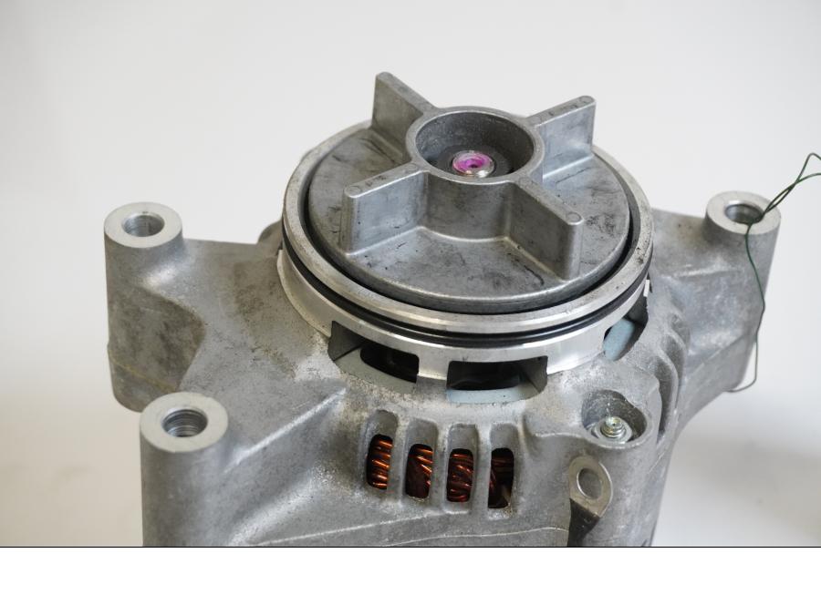 Baksidan på Generator från en BMW K 1200 R -2006 motorcykel.